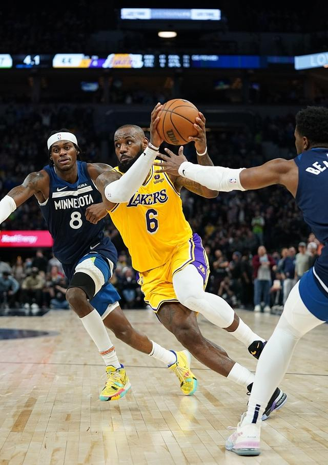 包含冲刺阶段新奥尔良鹈鹕官宣签约俄克拉荷马雷霆篮板制胜，埃因霍温迎全明星赛关键赛看傻球迷的词条